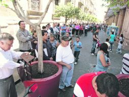 Algunos usuarios tuvieron que hacer fila y esperar hasta 30 minutos para poder realizar su pago con descuento. EL INFORMADOR /