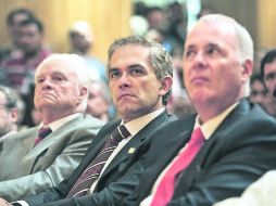 El jefe de Gobierno del DF (centro) y el ex rector Raúl Padilla López (derecha) estuvieron entre los invitados a la ceremonia EL INFORMADOR /