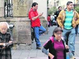 PRIMER CUADRO. Un inspector revisa su teléfono en una de las calles del Centro Histórico. EL INFORMADOR /