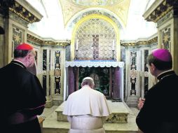 Visita emotiva. Hincado frente a la tumba del apóstol Pedro, Francisco oró en silencio en un hecho histórico para la Iglesia Católica. EFE /