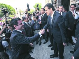 Toma de protesta. El nuevo rector de la UdeG, Tonatiuh Bravo Padilla, saluda al gobernador Aristóteles Sandoval, previo a la ceremonia. EL INFORMADOR /