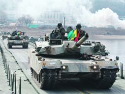 Tambores de guerra. Tanques de la unidad de infantería mecanizada de Corea del Sur cruzan el Río Bukhan. AP /