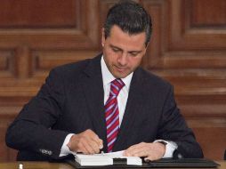 El Presidente Peña Nieto, mientras suscribe la nueva Ley de Amparo. NTX /