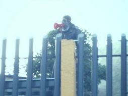 Foto vía Twitter de @GabrielaPolar que muestra a un hombre encapuchado durante la toma de la Prepa 6 de la UNAM. ESPECIAL /