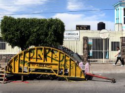 La niña salió disparada por la puerta del juego y cayó a tres metros del lugar.  /