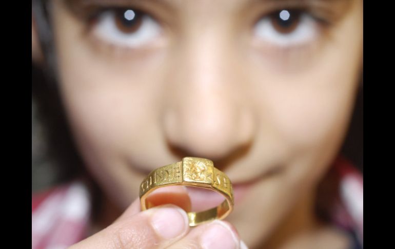 Un anillo que inspiró una de las obras literarias más imaginativas, en exhibición. AP /
