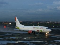Profeco colocó sellos en módulos de VivaAerobús, en la terminal aérea capitalina, por la utilización de publicidad engañosa. ARCHIVO /
