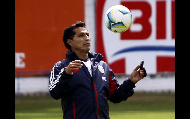 El entrenador de Chivas ya está acostumbrado a los movimientos. ARCHIVO /