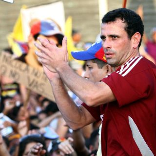 Capriles arranca campaña con acto masivo en Venezuela