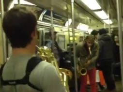 En el subterráneo de Nueva York algo muy especial sorprendió a los usuarios. ESPECIAL /