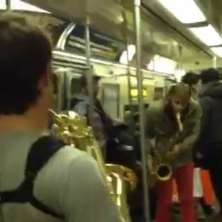 Guerra de sax en el metro de Nueva York
