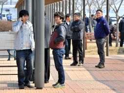 Empleados surcoreanos del complejo industrial de Kaesong permanecen fuera de las instalaciones por la prohibición del Norte. AFP /