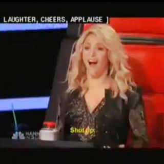 Adam Levine calla a Shakira en televisión