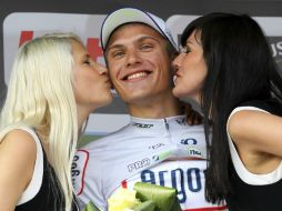 Kittel fue premiado y además besado por estas dos mujeres. EFE /