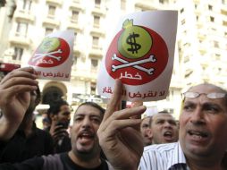 Manifestantes se inconforman por la visita del equipo del FMI. EFE /