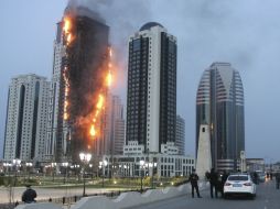 Vista del incendio que asola un rascacielos de 40 plantas en Grozni, capital de la república norcaucasiana de Chechenia. EFE /