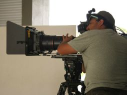 Fotografía cedida en donde aparece el cineasta Harold Trompetero quien retorna a Nueva York. EFE /