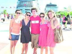 De crucero por El Caribe. Loren Aceves, Dany Lomelín y Adriana de Caso con dos amigos.  /