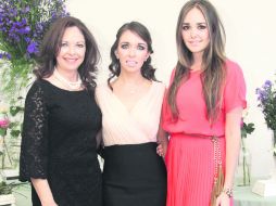 Con la futura esposa. Gaby Rugerio con María José y Regina Iturbide.  /