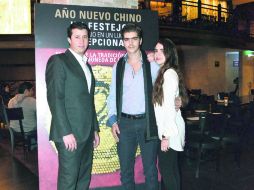 Anfitriones. Jaime Vázquez, director de PF Chang México, Rodrigo Sahagún y Andrea Salcedo.  /