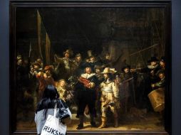 Una visitante contempla el cuadro de Rembrandt ''La ronda nocturna'' en la reapertura del Rijksmuseum. EFE /