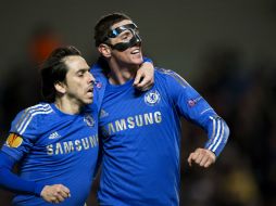 Fernando Torres y Yossi Benayoun del Chelsea celebran su anotación ante el Rubin Kazan. AFP /