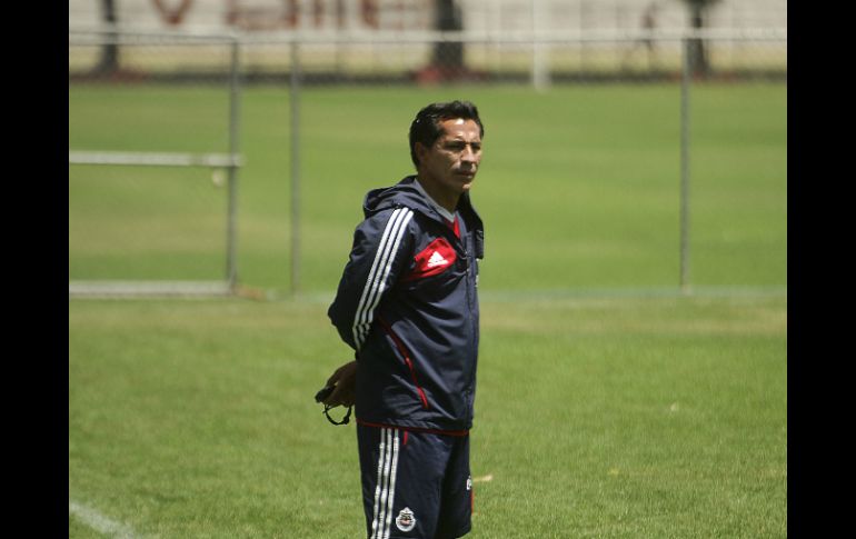 El técnico Benjamín Galindo en un entrenamiento de su equipo.  /