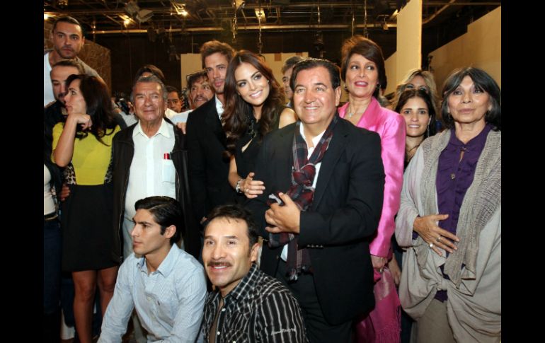 El productor Salvador Mejía, acompañado del elenco de la nueva telenovela ''La Tempestad''. NTX /