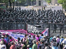 MOMENTOS DE TENSIÓN. Maestros provenientes de 13 estados se manifestaron en la Secretaría de Gobernación. AFP /