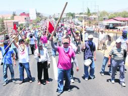 Bloqueo. Los maestros se manifiestan en la autopista del Sol, para mostrar su repudio a la reforma educativa. EFE /