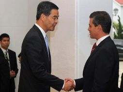 Enrique Peña Nieto (d) y el jefe de gobierno de Hong Kong, Leung Chun-ying (i). AFP /