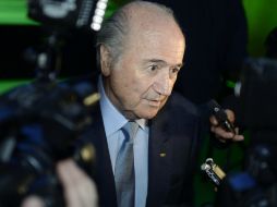 Blatter tampoco cree que el descenso sea una medida efectiva para evitar el racismo. AP /