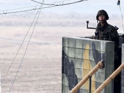 Soldados surcoreanos vigilan en un puesto militar. La prolongada etapa de tensión entre las dos Coreas continuó hoy. EFE /