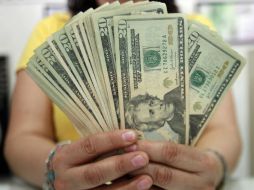 En centros cambiarios de ciudades fronterizas el precio mínimo es de 11.80 pesos. ARCHIVO /