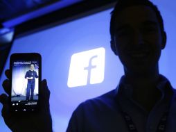 Con Home, Facebook se inserta entre los usuarios y Google, canalizándolos hacia los propios avisos y servicios de la red social. AP /