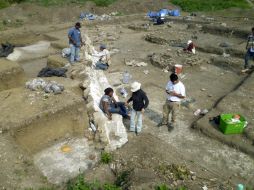 Se ve la zona donde fue localizada la estructura de un posible muelle, de casi mil años de antigüedad. EFE /