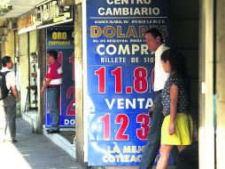 Al menudeo. En las casas de cambio el dólar promedió los 11.80 pesos a la compra y 12.30 pesos. EL INFORMADOR /