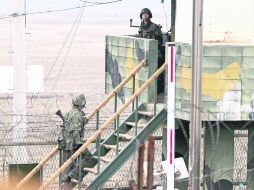 EN ALERTA. Soldados surcoreanos vigilan en un puesto de control en la frontera con Corea del Norte. Los aires de guerra van en aumento. EFE /