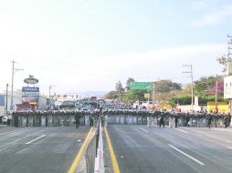 Negativa. Pese a las peticiones de la Policía Federal, los maestros, armados con palos y bombas molotov, se negaron a retirarse. NTX /