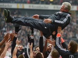 Jugadores del Bayern celebran su nuevo campeonato con su entrenador Jupp Heynckes. EFE /