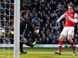Tomas Rosicky deja encarrilado el choque con dos tantos antes de la hora de partido. AFP /