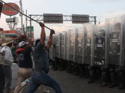La Policía Federal de México (PF) desaloja a los maestros que bloqueaban la autopista. EFE /