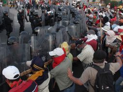 La Policía Federal de México (PF) desaloja a los maestros que bloqueaban la autopista del sol. ARCHIVO /