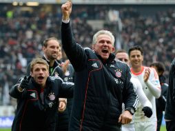 El entrenador del Bayern de Múnich, Jupp Heynckes (c) celebra el nuevo campeonato del equipo alemán. AFP /