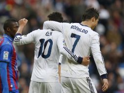 Cristiano Ronaldo (d) felicita a su compañero centrocampista alemán Mesut Özil (c) después de que éste marcara uno de sus goles. EFE /