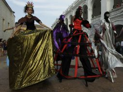 El grupo Danzarte de Curazao presenta un espectáculo circense de danza aérea dramática que no cuenta ninguna historia. ARCHIVO /