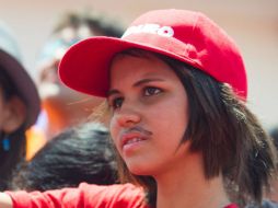 Los ciudadanos partidarios de Nicolás Maduro se ha colocado bigotes en apoyo a su campaña electoral. EFE /