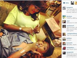 Fotografía tomada de la cuenta de Instagram de la cantante en la que aparece junto a su madre. ESPECIAL /