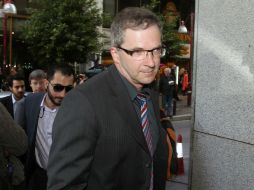 Representante del Banco Central Europeo a su llegada para reunirse con el ministro de finanzas griego, Yannis Sturnaras. AP /