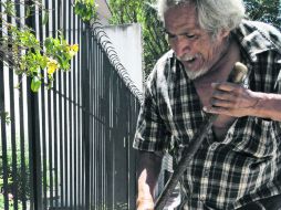 VIVIR PARA TRABAJAR. Epifanio Aguilar vive en el extremo Oriente de la ciudad y barre algunas banquetas.Gana 500 pesos a la semana. ESPECIAL /